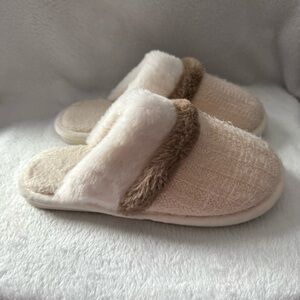 Plush Cream and Tan Slippers Women’s Size 7-8 Slip On Closed Toe Cozy